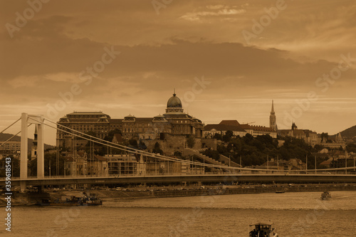 Widok w sepii na most Elżbiety i zamek królewski w Budapeszcie z rzeki Dunaj #359618543