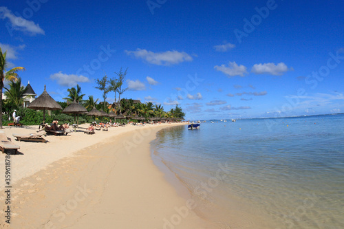 An Strand im S  den der Insel Mauritius