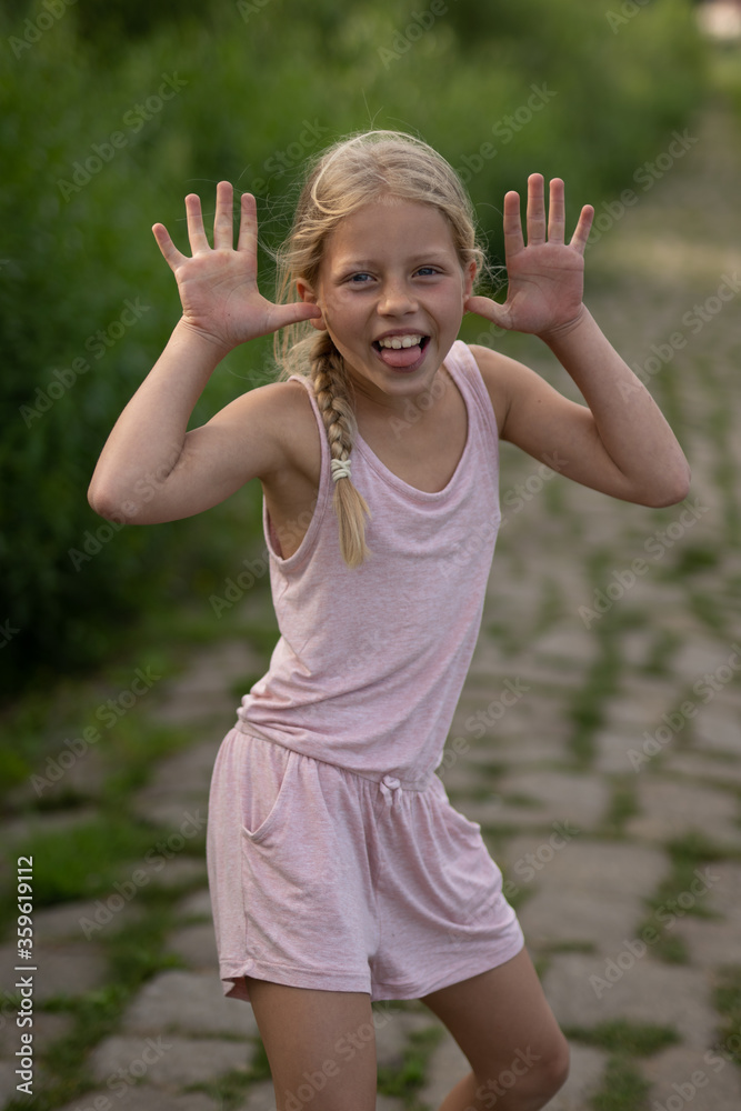 Mädchen beim unbeschwerten Spielen und Bewegen in der Freizeit, auf Wiesenpfaden, am Strand, See und dem Fluss Elbe Mädchen beim unbeschwerten Spielen und Bewegen in der Freizeit, auf Wiesenpfaden, am Strand, See und dem Fluss Elbe