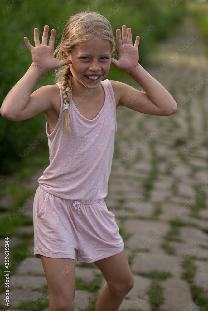 Mädchen beim unbeschwerten Spielen und Bewegen in der Freizeit, auf Wiesenpfaden, am Strand, See und dem Fluss Elbe Mädchen beim unbeschwerten Spielen und Bewegen in der Freizeit, auf Wiesenpfaden, am Strand, See und dem Fluss Elbe