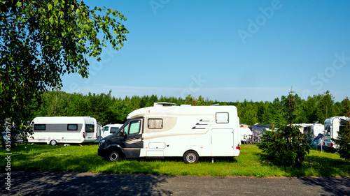 Schöner Camping Bus beim Familienurlaub mit Zelt und Wohnmobil in Deuthschland Europa