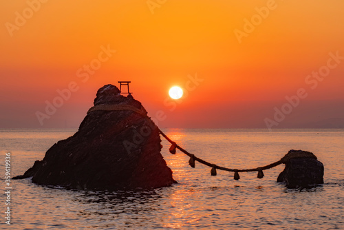 夏至の日に海に臨む日の出