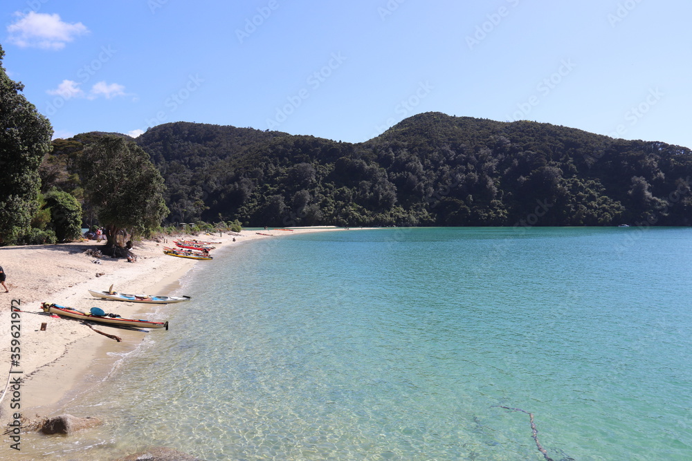 Canoës sur la plage du parc Abel Tasman, Nouvelle Zélande
