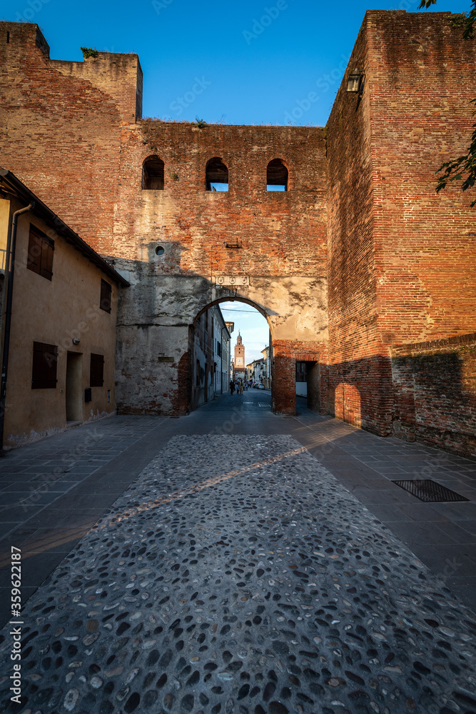 Ancient medieval walls of Castelfranco Veneto with the Porta del Musile (Musile door) entrance of the old town, west side (XII-XIII century). Treviso province, Veneto, Italy, Europe