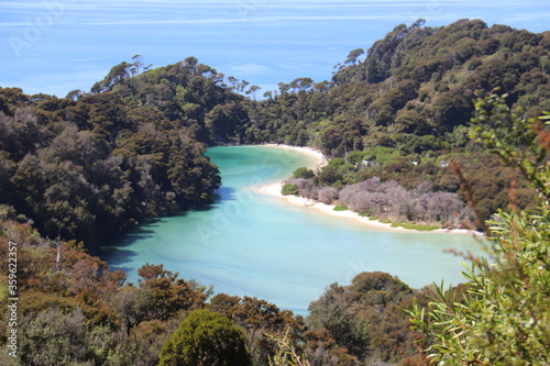 Lac turquoise du parc Abel Tasman, Nouvelle Zélande 