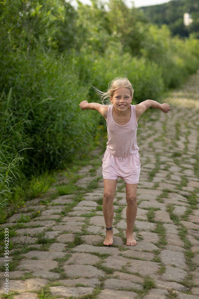 Mädchen beim unbeschwerten Spielen und Bewegen in der Freizeit, auf Wiesenpfaden, am Strand, See und dem Fluss Elbe Mädchen beim unbeschwerten Spielen und Bewegen in der Freizeit, auf Wiesenpfaden, am Strand, See und dem Fluss Elbe