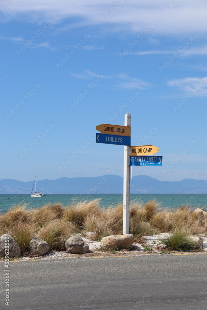 Panneau de directions en bord de route, parc Abel Tasman, Nouvelle Zélande	
