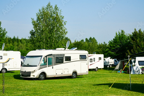 Wohnmobil Urlaub mit der Familie auf dem Campingplatz in Europa Deutschland wegen Corona