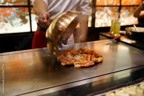 Slika na platnu Grilled Alaskan king crab legs (Snow crab) on teppanyaki grill plate, Prepared for Teppanyaki style, Enjoy the spectacle of a giant crab cooked to perfection by chef