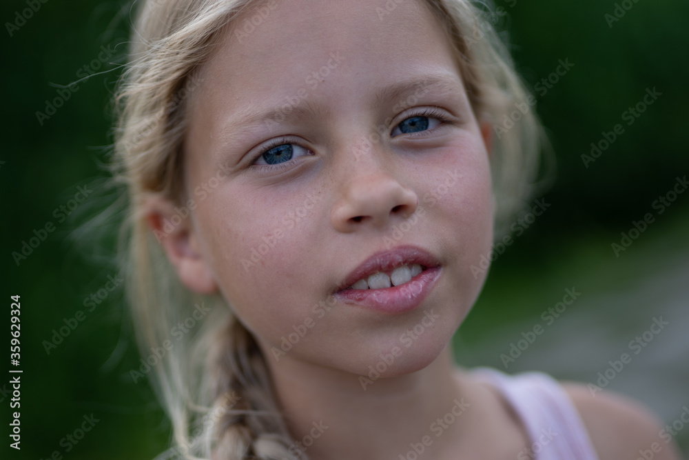 Mädchen beim unbeschwerten Spielen und Bewegen in der Freizeit, auf Wiesenpfaden, am Strand, See und dem Fluss Elbe Mädchen beim unbeschwerten Spielen und Bewegen in der Freizeit, auf Wiesenpfaden, am Strand, See und dem Fluss Elbe