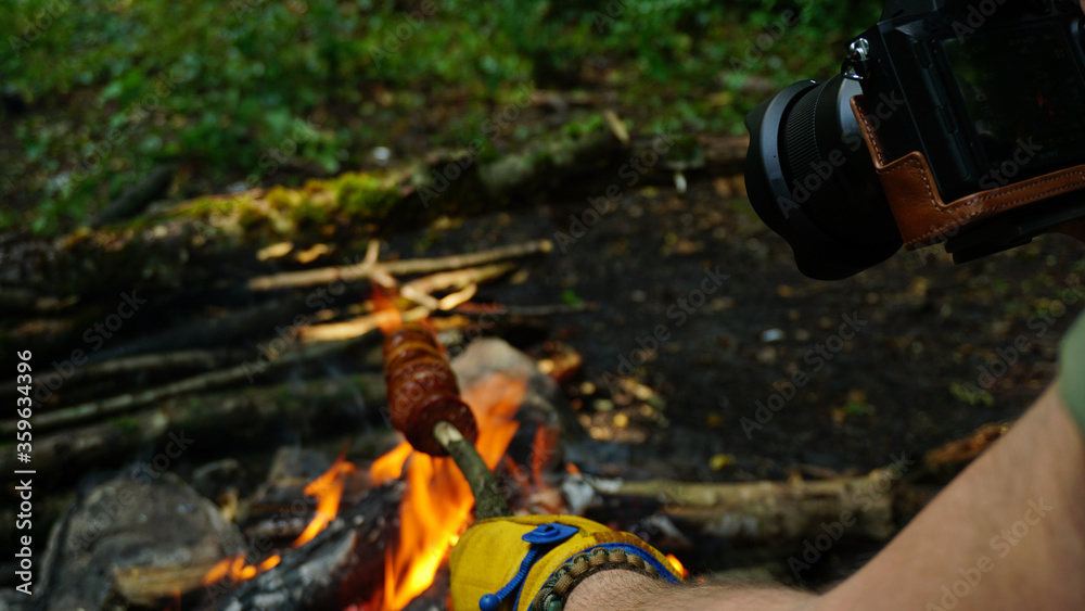 Naklejka premium Photographing camping food, cooking on campfire in forest