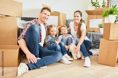 Familie und Kinder in neuer Wohnung © Robert Kneschke