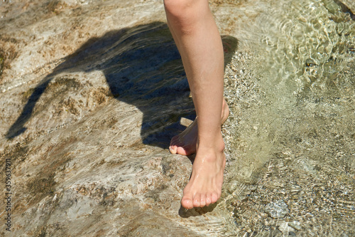 Barfuß im kalten Wasser