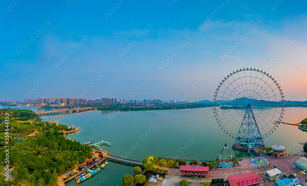 Obraz premium Dusk scenery of Lihu scenic spot, Wuxi City, Jiangsu Province, China