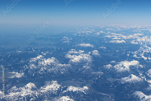 Widok z samolotu na góry Alpejskie. Śnieg na górach gór.  © Anastasiia