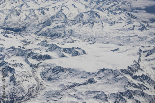 Widok z samolotu na góry Alpejskie. Śnieg na górach gór. 