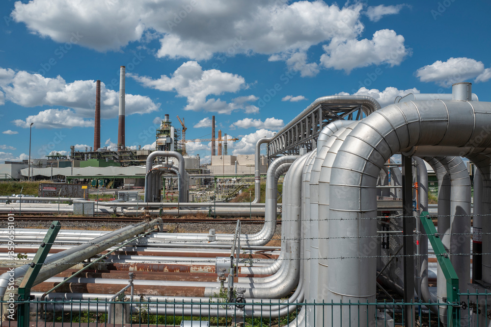 Raffinerie Anlage mit Rohren und Schornsteinen Raffinerie Anlage mit Rohren und Schornsteinen