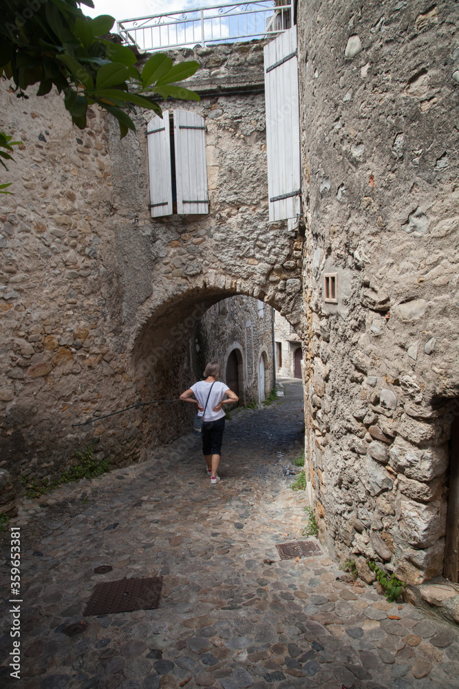 Femme touriste marchant dans une ruelle de Vallon Pont d'Arc
