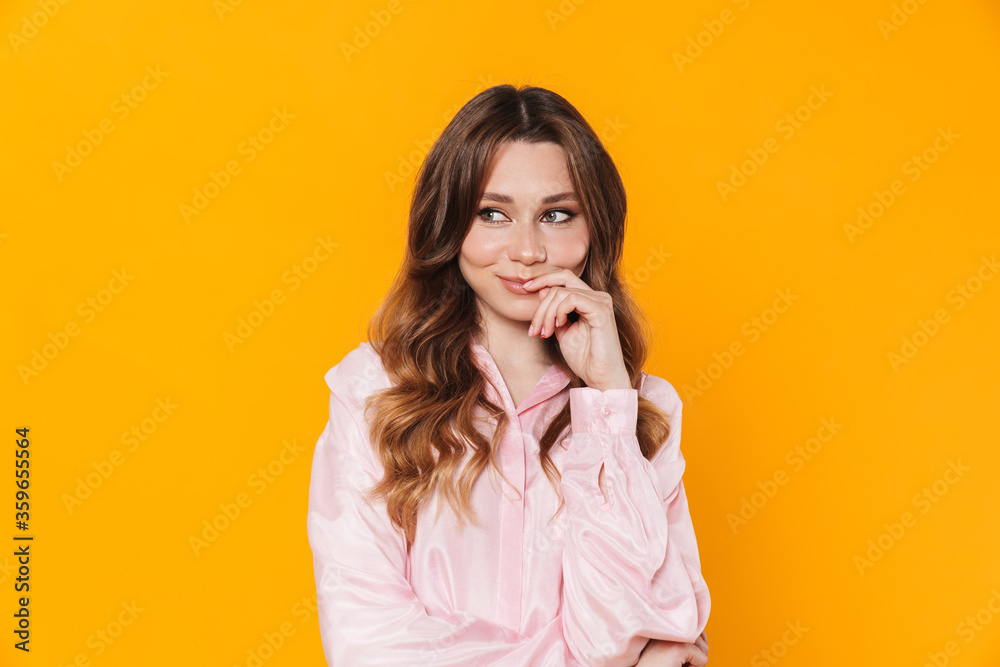 Fototapeta premium Wizerunek pięknej kobiety zadowolony, uśmiechając się i patrząc na bok