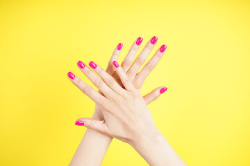 Stickers Manicure Vrouwenhanden met manicure op geel  © VI Studio