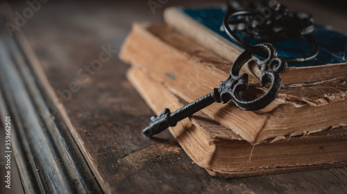 Cuadro en lienzo old vintage keys on an old battered book, wooden background.