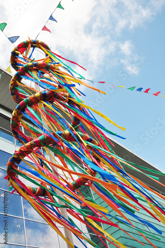 Der Pfingstbaum: Pfingstbrauchtum, ein großer Pfingstkranz geschmückt mit bunten Bändern, die lustig im Wind wehen. 