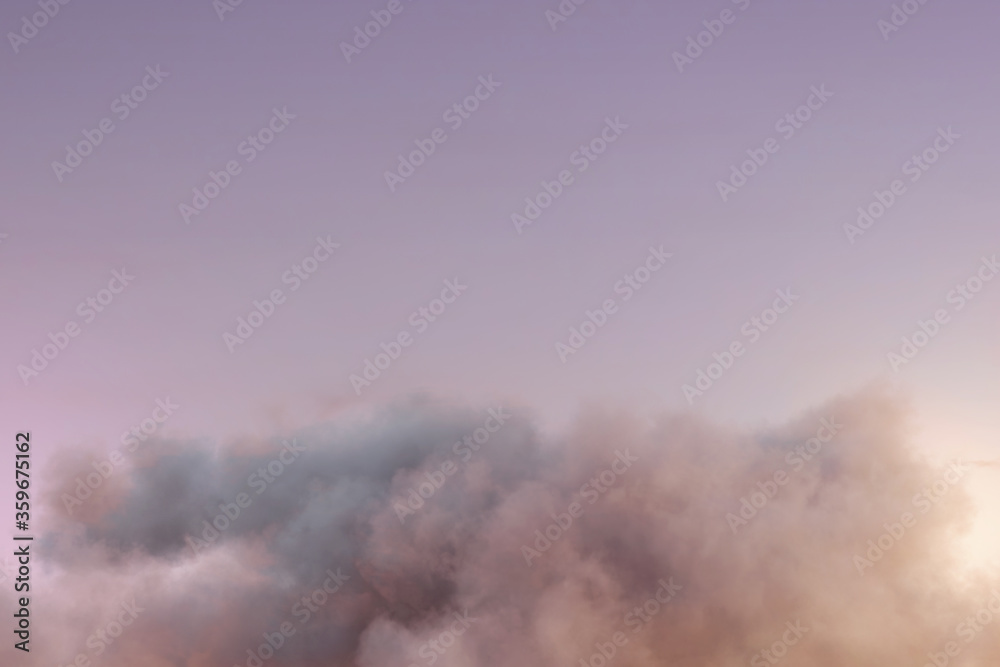 Flauschige Wolken im Abendlicht