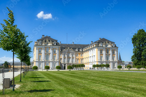 Schlosspark und Hauptgebäude eines Barockschlosses in Brühl