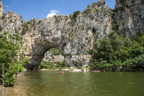 Panorama du Pont d'Arc et de la rivière Ardèche sur laquelle évoluent des canoës