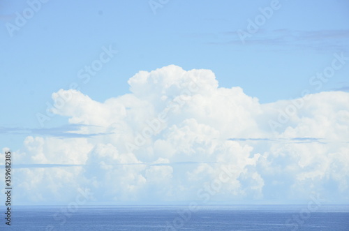 Visi  n panor  mica de grandes nubes blancas sobre el mar azul