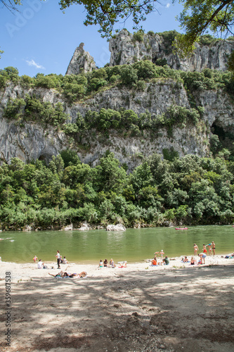 Cuadro en lienzo Une plage au bord de la rivière Ardèche sous les falaises calcaires