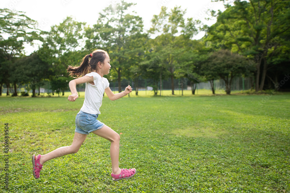 芝生で走る女の子