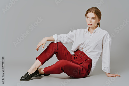 Foto blouse and red pants