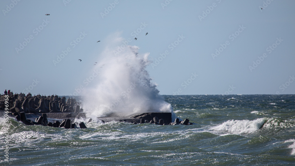 Obraz premium waves crashing on the rocks