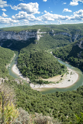 La rivière Ardèche, coulant au fond des gorges et falaises calcaires, fait une b Fototapet