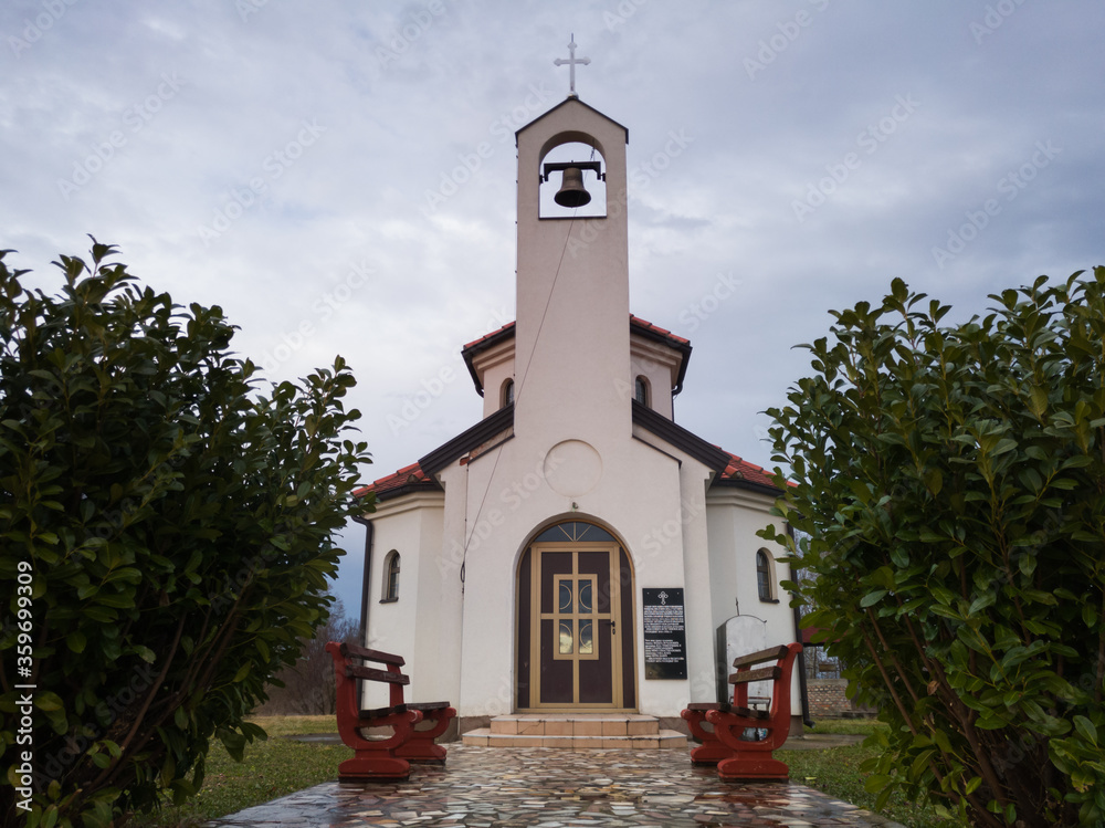 Naklejka premium Church in the countryside against overcast sky during day.