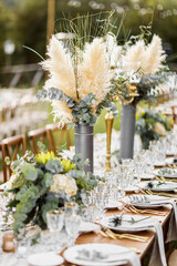 Keuken achterwand Romantische stijl Boho bruiloftstafel met pampasgras  © gladiusstock