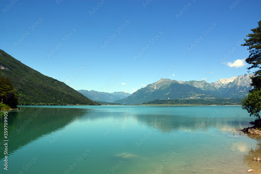 la tranquillità del lago 