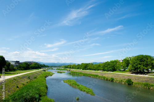 京都 丸太町橋から北の方角を見る鴨川の風景