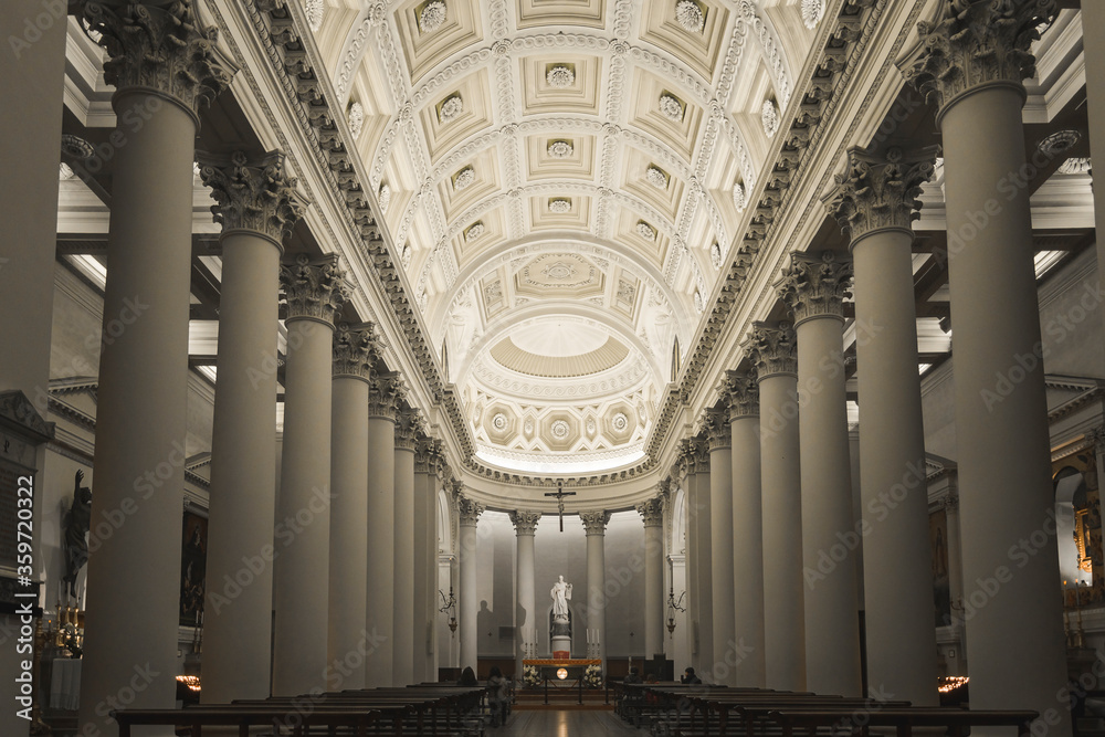 Ταπετσαρία The interior of the Basilica of San Marino has three naves with beautiful fresco