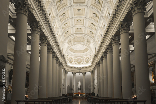 Foto The interior of the Basilica of San Marino has three naves with beautiful fresco