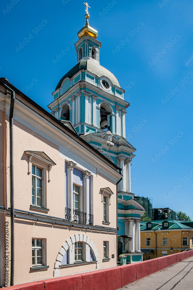 Obraz premium At the mouth of the Yauza there was a settlement of silver coin minters. The center of this settlement, called Silversmiths was the Trinity Church and the urban manor of noble family. 