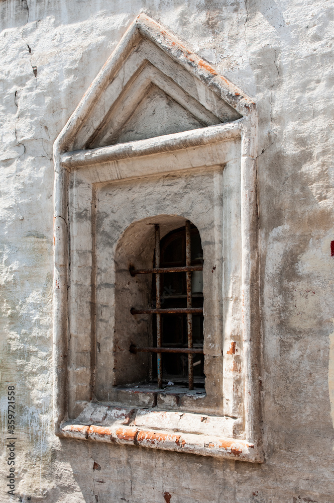 Urban estates appeared in Moscow in the middle ages and consisted of a residential house, garden and outbuildings.  The house of the Lopukhins nobles is one of the oldest in the city.      