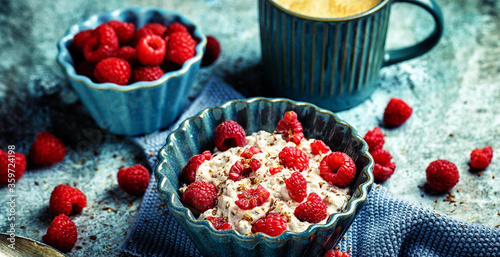 Porridge mit Himbeeren