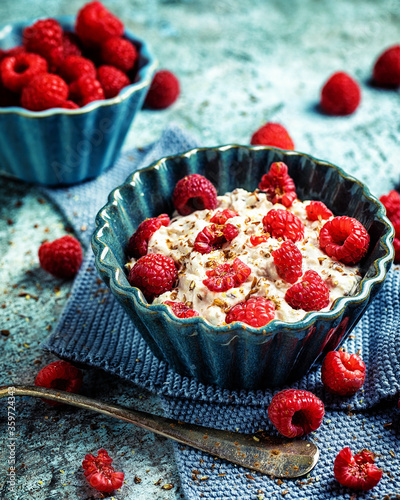 Porridge mit Himbeeren photo