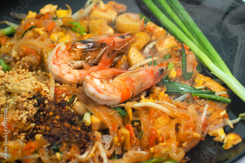 shrimp pad thai closeup