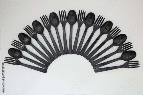 Plastic spoons and forks That is arranged in a line 