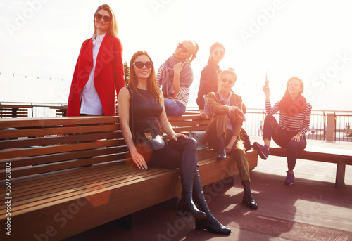 Fotografía Group of six smiling women posing together for vacation photo at sunny day, vaca