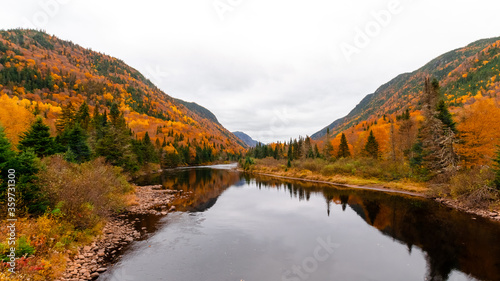 Rivière en automne au Parc de la Jacques Cartier © Florian