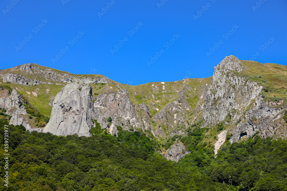 Sancy - Montagnes , Rochers et Falaises en Auvergne. Vallée de Chaudefour. Paysage du Massif du Sancy dans la chaîne des puys en Auvergne. Patrimoine mondial en Europe.
